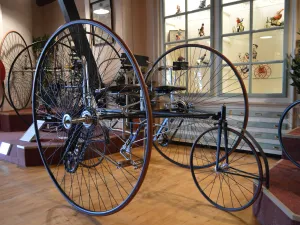 Een fiets voor twee personen: gezellig! Foto: Nationaal Fietsmuseum Velorama