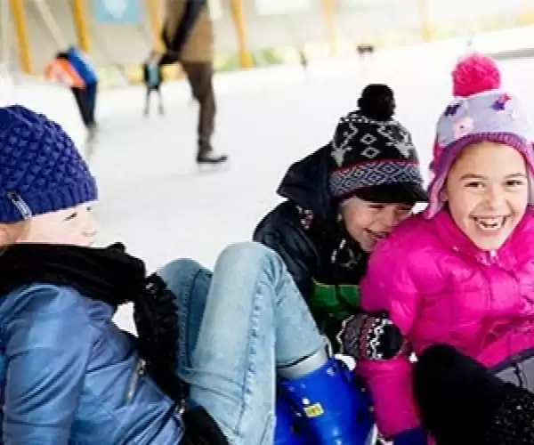 Vrolijke kinderen. Foto: IJssportcentrum Eindhoven