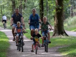 Fietsen in de mooie omgeving. Foto: Christel Hoekjen