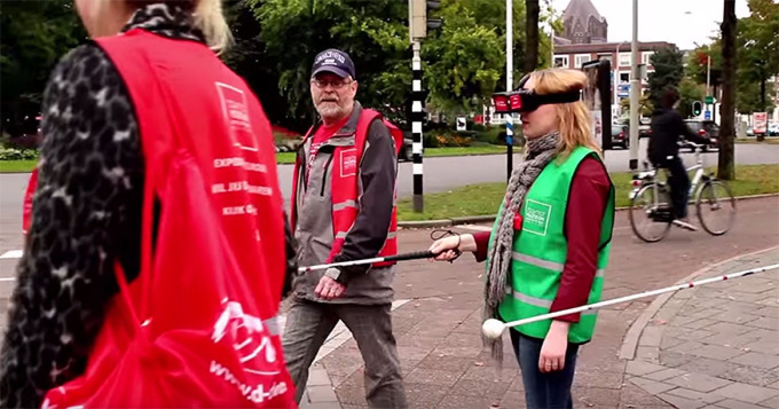 De stokken moeten drie seconden omhoog worden gehouden tijdens het oversteken.