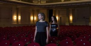 Over de foto: Florien Hilgenkamp en pianiste Celia Garcìa Garcìa maken samen muziek, maar vormen ook een cabaretduo: Miss Flo & Miss See. Florien Hilgenkamp en pianiste Celia Garcìa Garcìa maken samen muziek, maar vormen ook een cabaretduo: Miss Flo & Miss See.