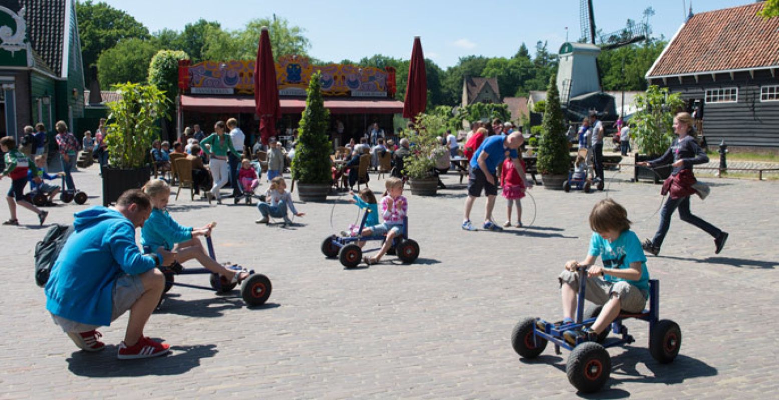 Op het Zaanse plein staat oudhollands speelgoed om mee te spelen.