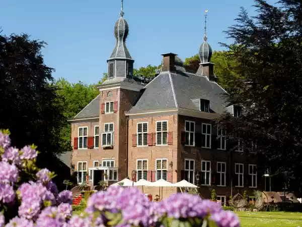 Kasteel De Essenburgh Met mooi weer strijk je neer op het terras. Foto: Tom Doms