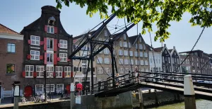 Dagje uit in Dordrecht: dit is er te doen Overal in Dordrecht zie je nog de rijkdom die de handel bracht, zoals de pakhuizen en de fraaie ijzeren Damiatenbrug. Foto: DagjeWeg.NL @ Tonny van Oosten