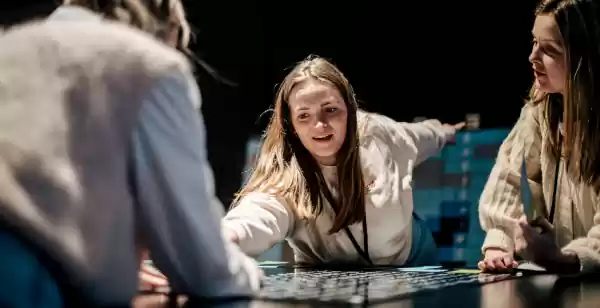 Op stap met de hele groep? Bekijk deze populaire groepsuitjes Wie lukt het te ontsnappen uit de cellen van Prison Island door alle puzzels goed op te lossen en opdrachten uit te voeren? Foto: Fun Village © Martijn van Leeuwen