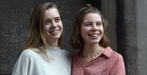 Over de foto: Gymnasiumstudentes Isa en Lisa, die zelf met het idee voor Post/Delete op het museum afstapten. Foto: Stedelijk Museum Schiedam © Mieke Lindeman. Gymnasiumstudentes Isa en Lisa, die zelf met het idee voor Post/Delete op het museum afstapten. Foto: Stedelijk Museum Schiedam © Mieke Lindeman.