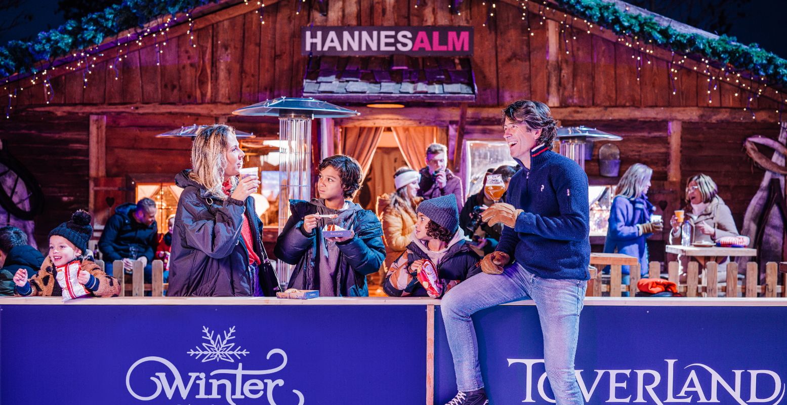 Geniet tussendoor van een winterse snack of iets te drinken. Er zijn heerlijke Winter Specials! Foto: Toverland