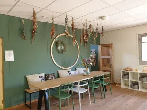 Nagenieten in de BloteVoetenHut. Foto: Blotevoetenpark © Veerle Creusen