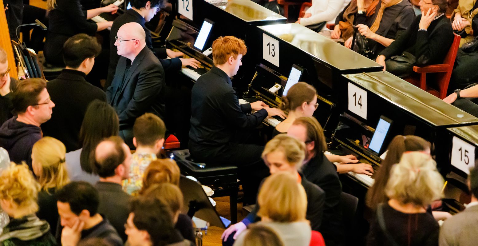 '11.000 Saiten' van Georg Friedrich Haas, met vijftig piano's die spelen in een grote cirkel. Foto: Markus Sepperer