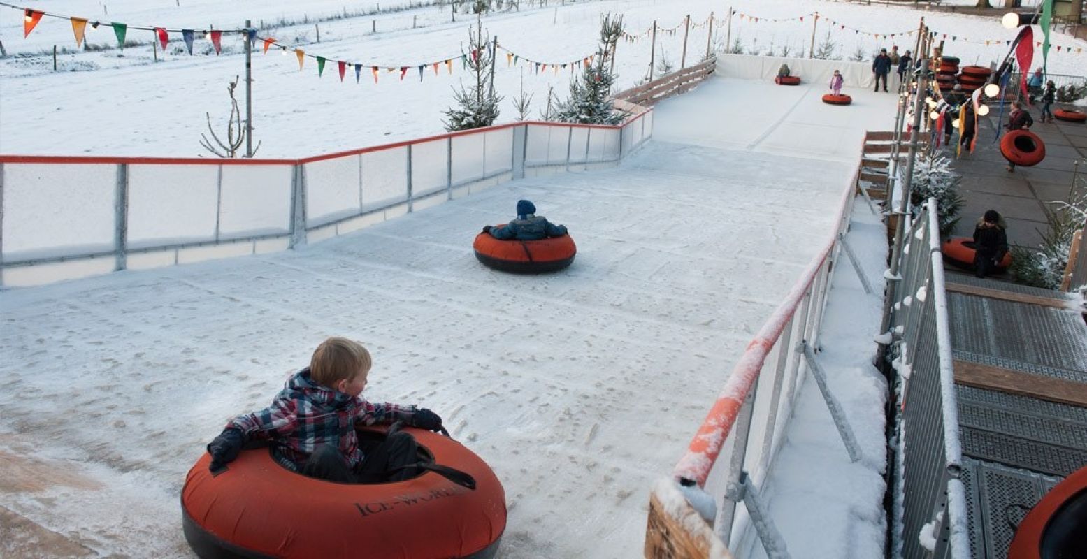 Een winterse klassieker: de sleebaan van het Nederlands Openluchtmuseum. Foto: Nederlands Openluchtmuseum.