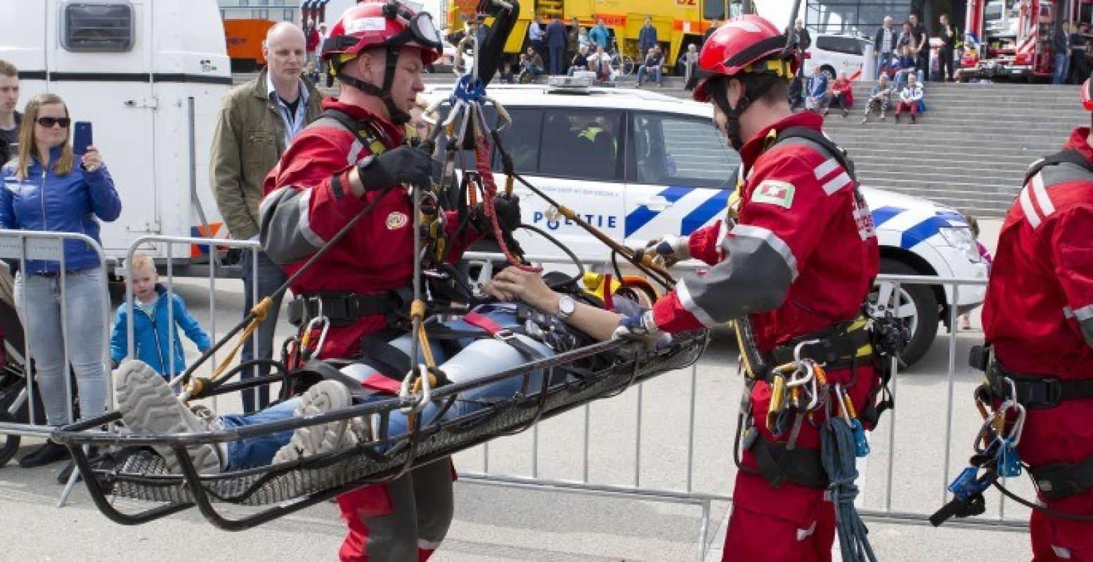 Brandweerlieden halen een drenkeling uit het water. Foto: Fred Rotgans