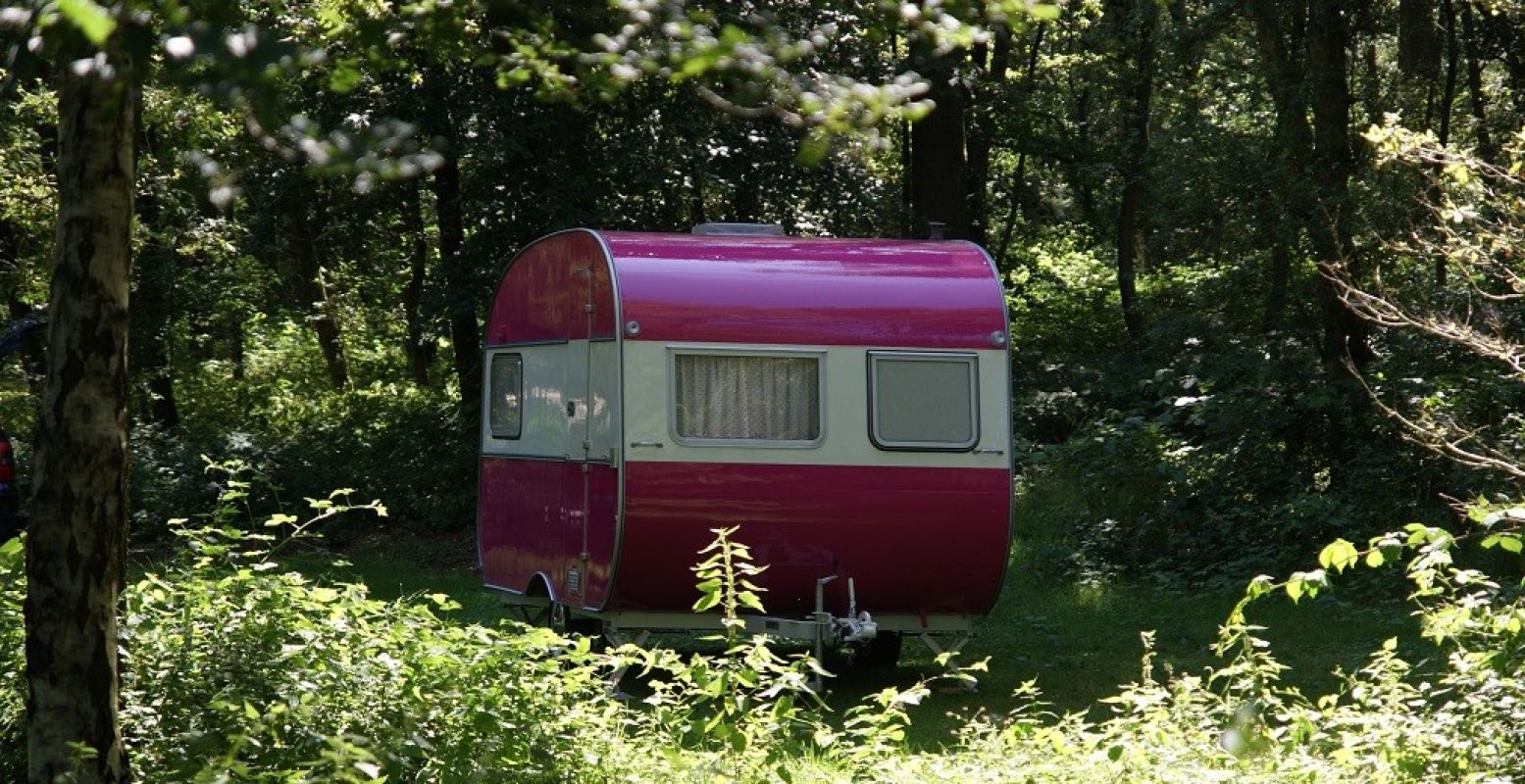 De roze caravan duikt op de mooiste plekken op. Een echte blikvanger, waarin je kunt genieten van een high tea. Foto: High tea on Wheels.