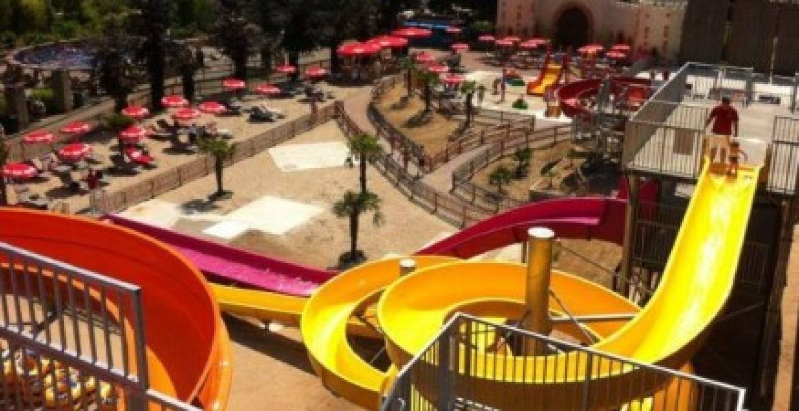 Waan je in tropische sferen in het spetterende Aquaventura Slidepark! Foto: Attractiepark Hellendoorn