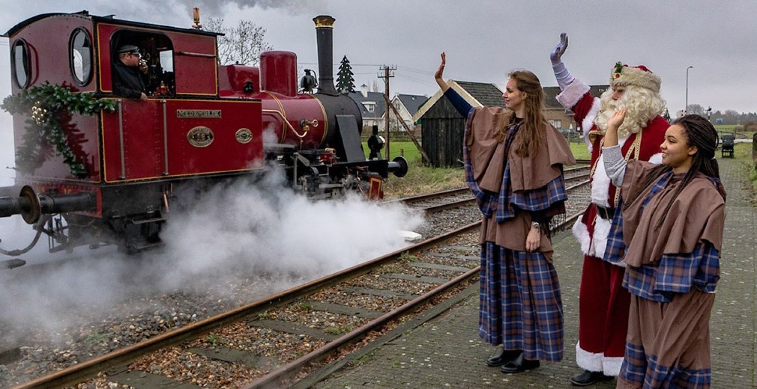 Stap in de Kerst Express! Dit jaar zit een ontmoeting met de kerstman er niet in, maar er is nog genoeg te beleven om je helemaal in kerststemming te brengen. Foto: Museumstoomtram Hoorn-Medemblik © Benno Ellerbroek