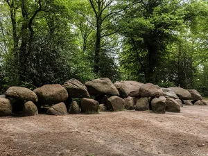 Bekijk indrukwekkende hunebedden. Foto: Hunebedcentrum