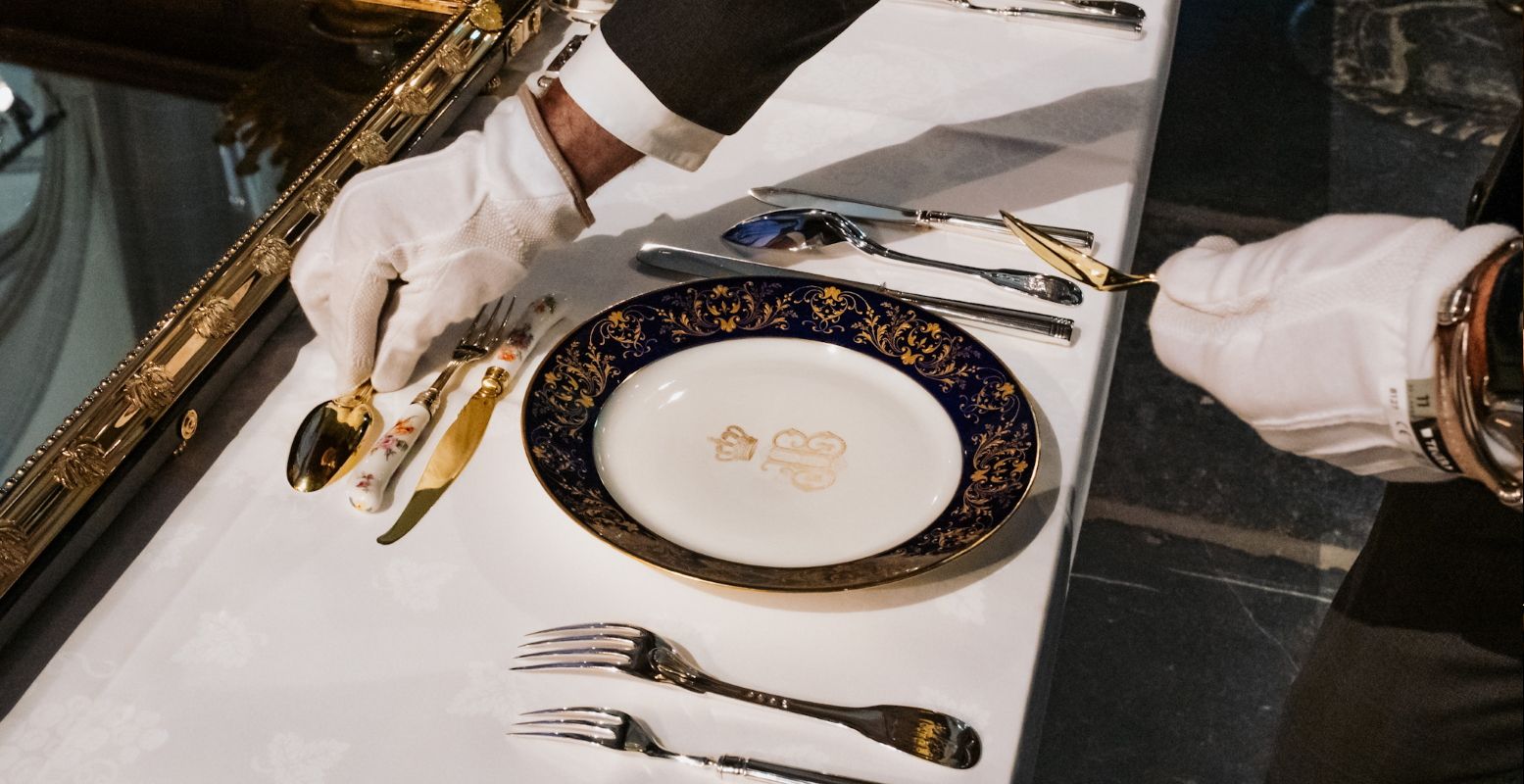 Bewonder de gedekte tafel uit een staatsbanket uit de zestiger jaren. Het servies is versierd met het monogram van Juliana en Bernhard. Foto: Alize Barthelemy Photography