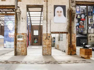 Ontdek kunst in de oude muinitiefabriek. Foto: © Museum of Humanity