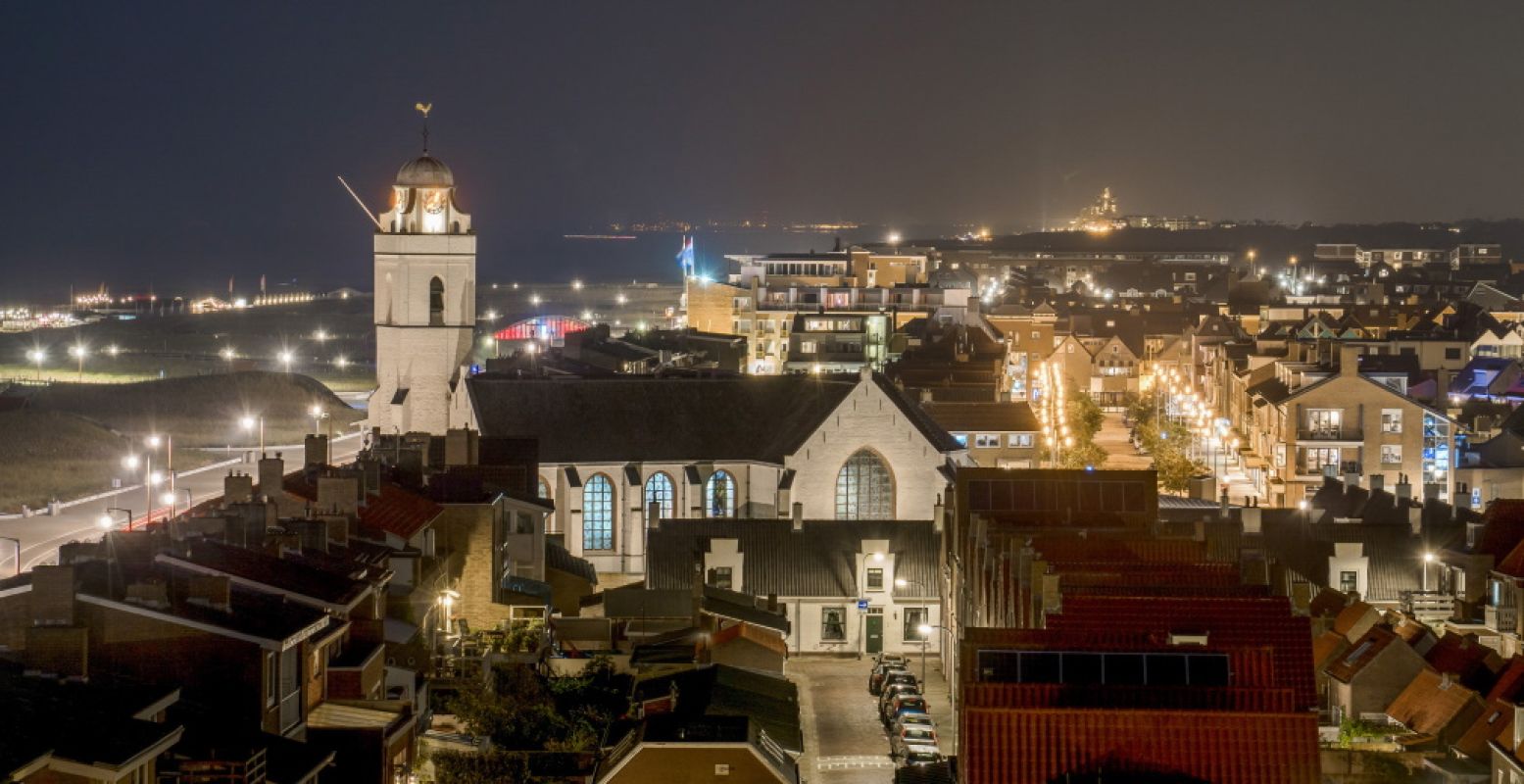 Katwijk bij nacht. Links de karakteristieke witte toren van de Andreaskerk. Foto: Dirk van Egmond / Treffend Beeld.