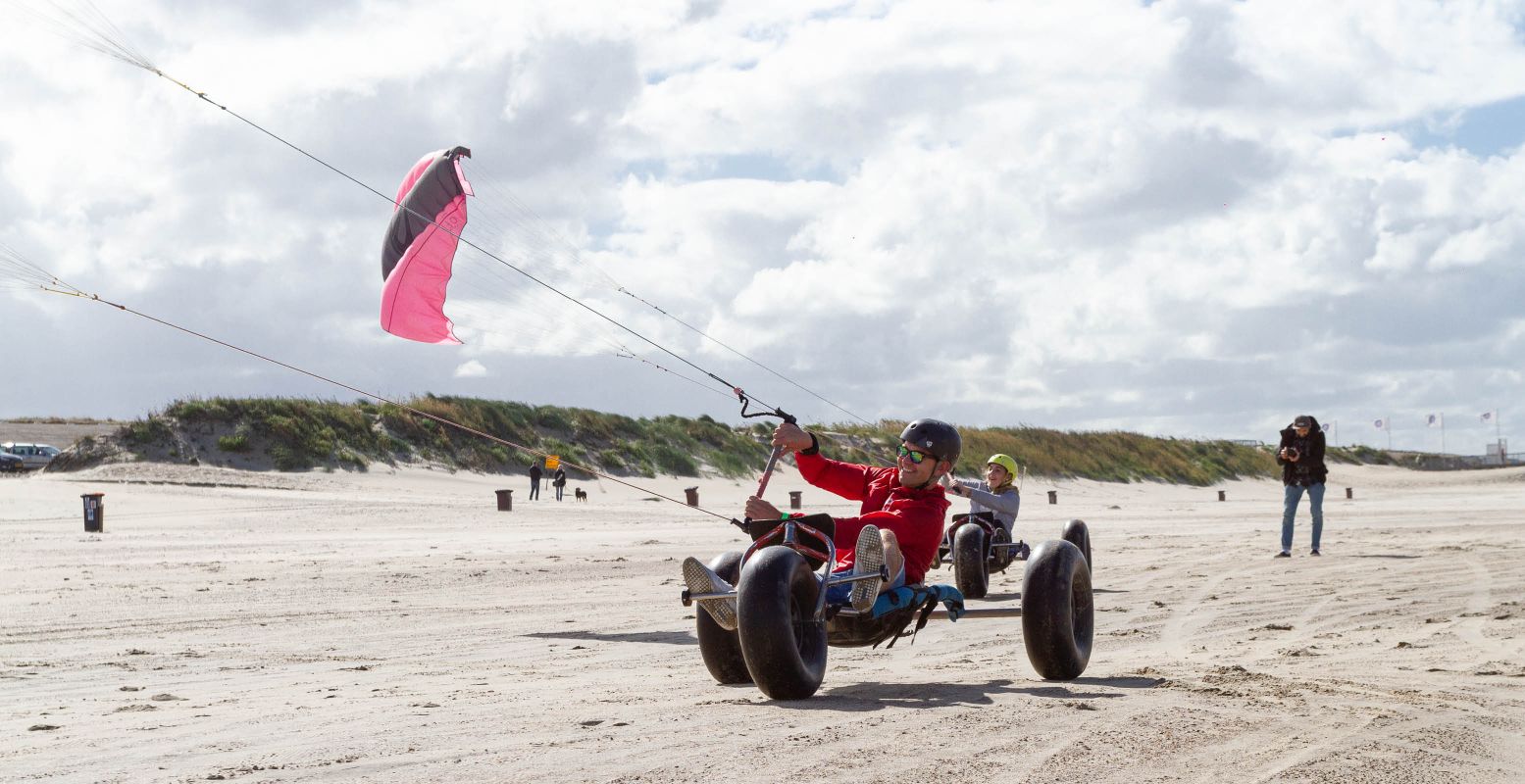 Racen over het strand, voortgetrokken door een powerkite bij Natural High. Foto: Natural High © Milan van der Meer