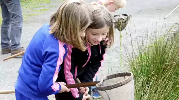 Waterdiertjes van het Bentwoud Twee meisjes kijken in net naar vondst waterdiertjes | Foto geüpload door gebruiker Staatsbosbeheer.