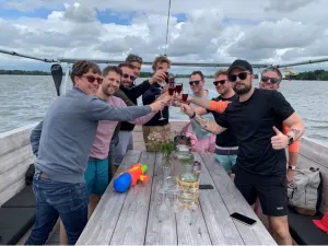 Proost met je vrienden, familie of collega's op een prachtige dag! Foto: The Lake Events