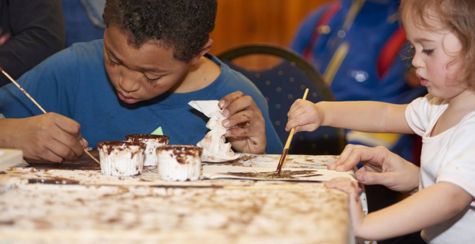 Lekker kliederen met chocolade. Foto: Chocoa Festival