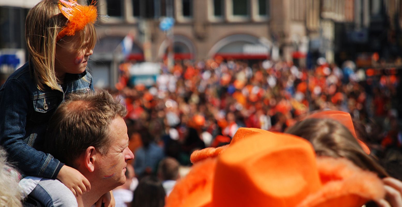 Optochten bekijken, gratis optredens bijwonen en genieten van het feest op straat! Fotograaf:  spotter_nl . Licentie:  Sommige rechten voorbehouden . Bron:  Flickr.com .