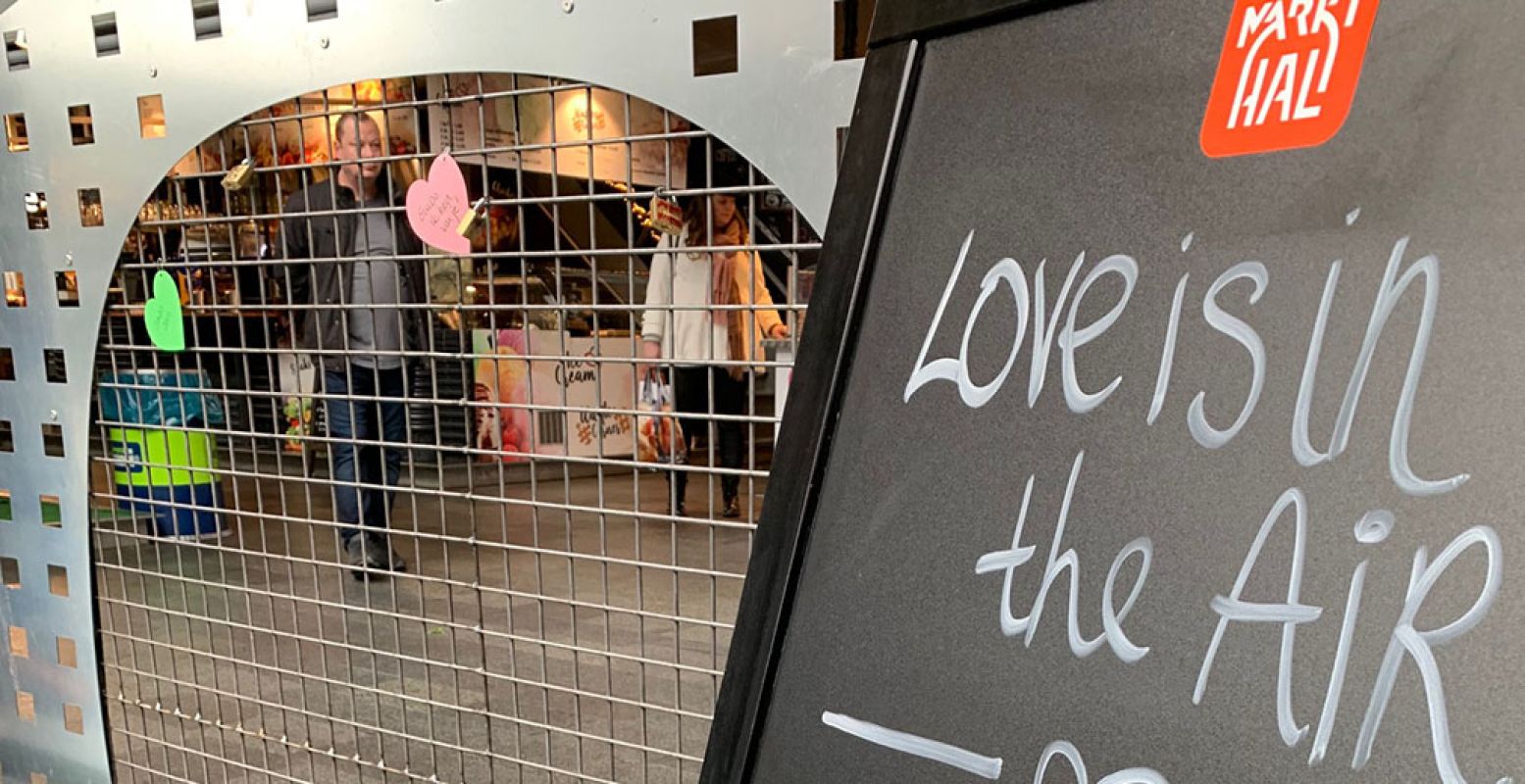 Struin door de Markthal van Rotterdam en verklaar elkaar de liefde door een slotje op te hangen aan het liefdeshekwerk. Foto: Markthal Rotterdam