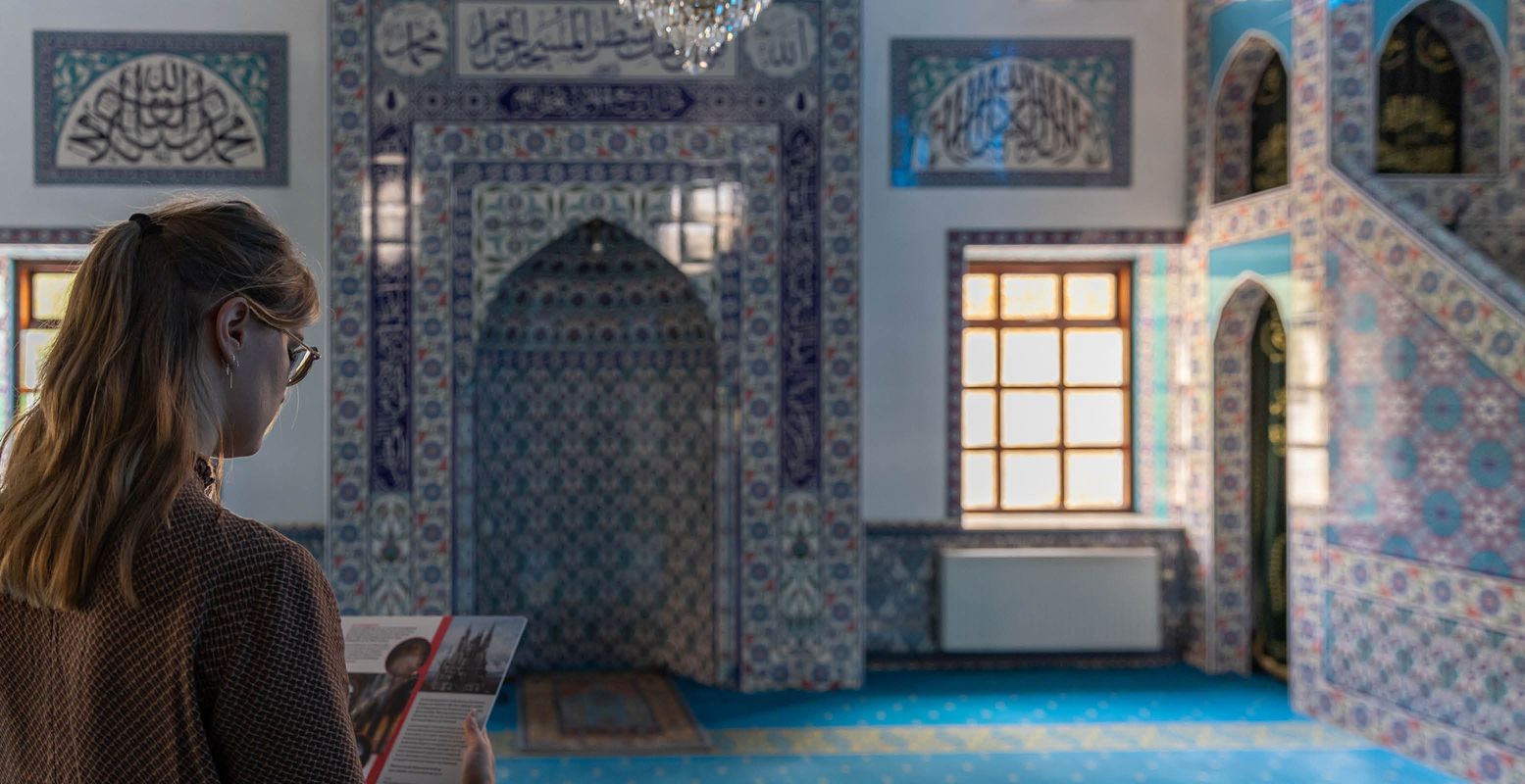 Pak een kijkkaart mee en bewonder de Yunus Emre Moskee in Almelo. Foto: Femke Lockefeer