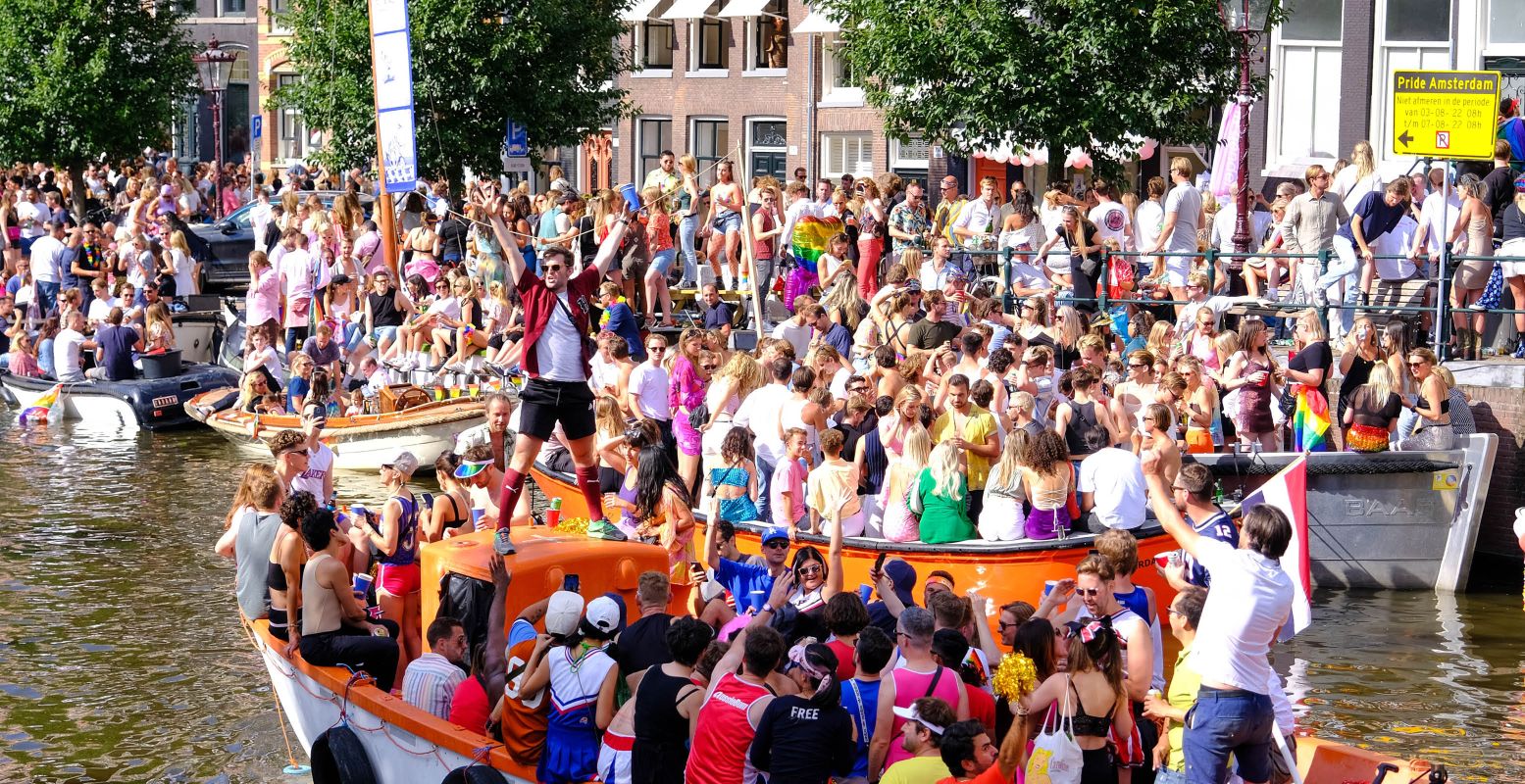 Het bekendste onderdeel van Pride Amsterdam: de vrolijke botenparade. Foto:  Unsplash License  © Ari Dinar