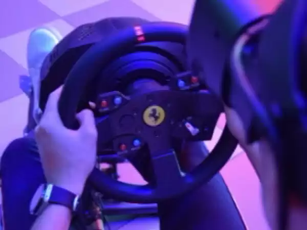 Race als een Formule 1 coureur. Foto: VR World Breda. Race als een Formule 1 coureur. Foto: VR World Breda.