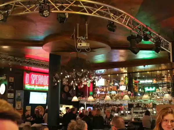 Aan de bar of aan een tafeltje? Foto: DagjeWeg.NL Aan de bar of aan een tafeltje? Foto: DagjeWeg.NL