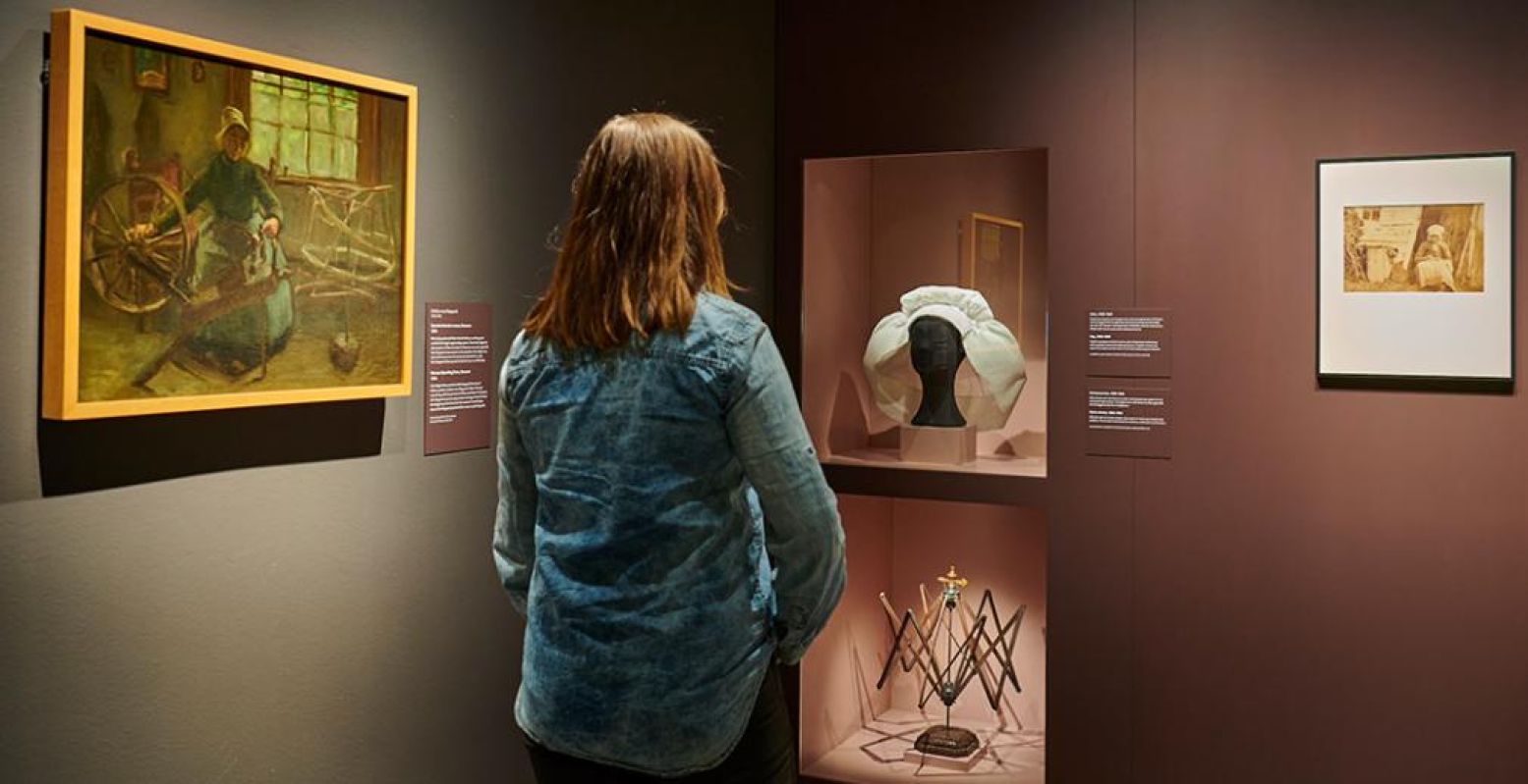 Voorwerpen en foto's bij Van Goghs schilderijen laten zien hoe hij het alledaagse leven van 'zijn' Brabant schilderde. En we de geschiedenis terugzien in zijn werk. Foto: Het Noordbrabants Museum © Jan-Kees Steenman