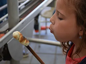 Kinderen bakken zelf broodjes voor de lunch. Foto: De Spelerij.