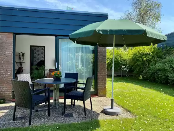 Op het terras zit je lekker in het zonnetje of in de schaduw. Foto: Bungalowpark Sollasi Op het terras zit je lekker in het zonnetje of in de schaduw. Foto: Bungalowpark Sollasi