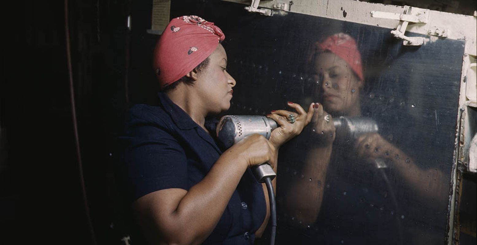 Een echte Rosie aan het werk in een duikbommenwerpersfabriek in Tennessee tijdens de Tweede Wereldoorlog. Foto: Nationaal Bevrijdingsmuseum.