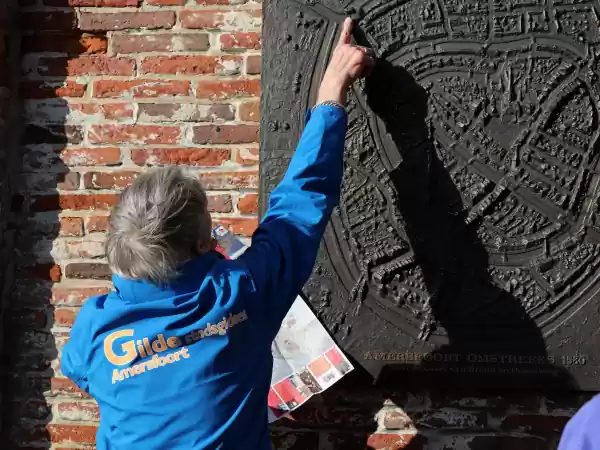 Luister naar verhalen van de gids. Foto: Gilde Amersfoort