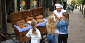 Groot feest! Het Zuiderzeemuseum bestaat 75 jaar Scoor wat te smikkelen bij de bakkerij. Foto: Flying Dutchmen