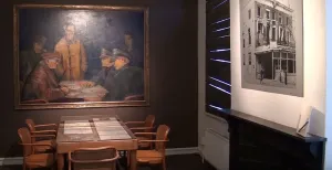 Klein, maar memorabel museum in Wageningen De tafel en stoelen die werden gebruikt voor het tekenen van de capitulatie van de Duitsers in 1945. Foto: still uit de video van De Casteelse Poort