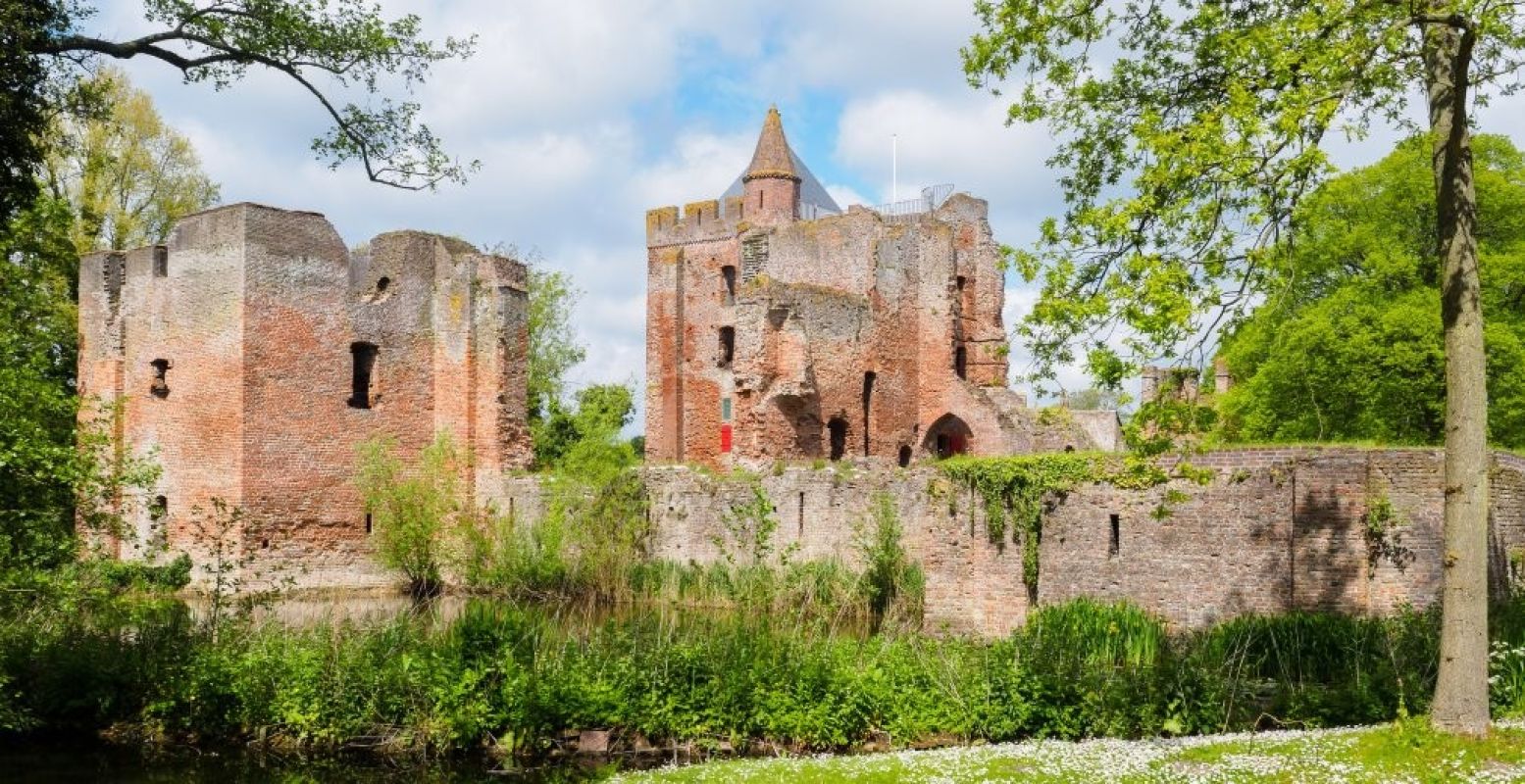 Foto: 'Ruïne van Brederode (zuidzijde) - Santpoort Zuid - Rijksmonument'. Fotograaf:  Frans Berkelaar . Licentie:  Sommige rechten voorbehouden . Bron:  Flickr.com 