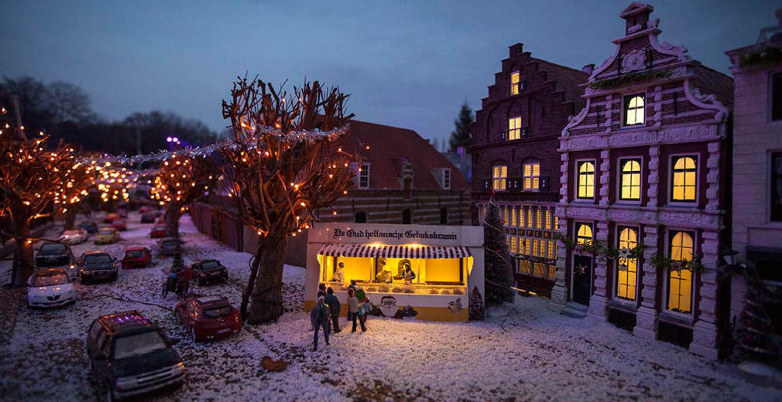 Madurodammertjes staan in de rij voor een portie oliebollen. Foto: Winterweken Madurodam.