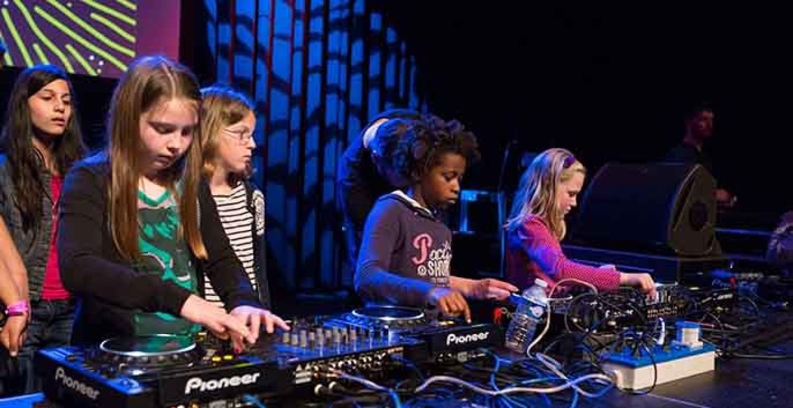 Billy de Kit is er ook bij tijdens B.Rebel. Als je de DJ Roulette wint, mag je een plaatje met hem draaien! Foto: Boekids Festival