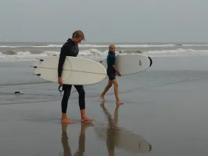 Surfen op het strand.