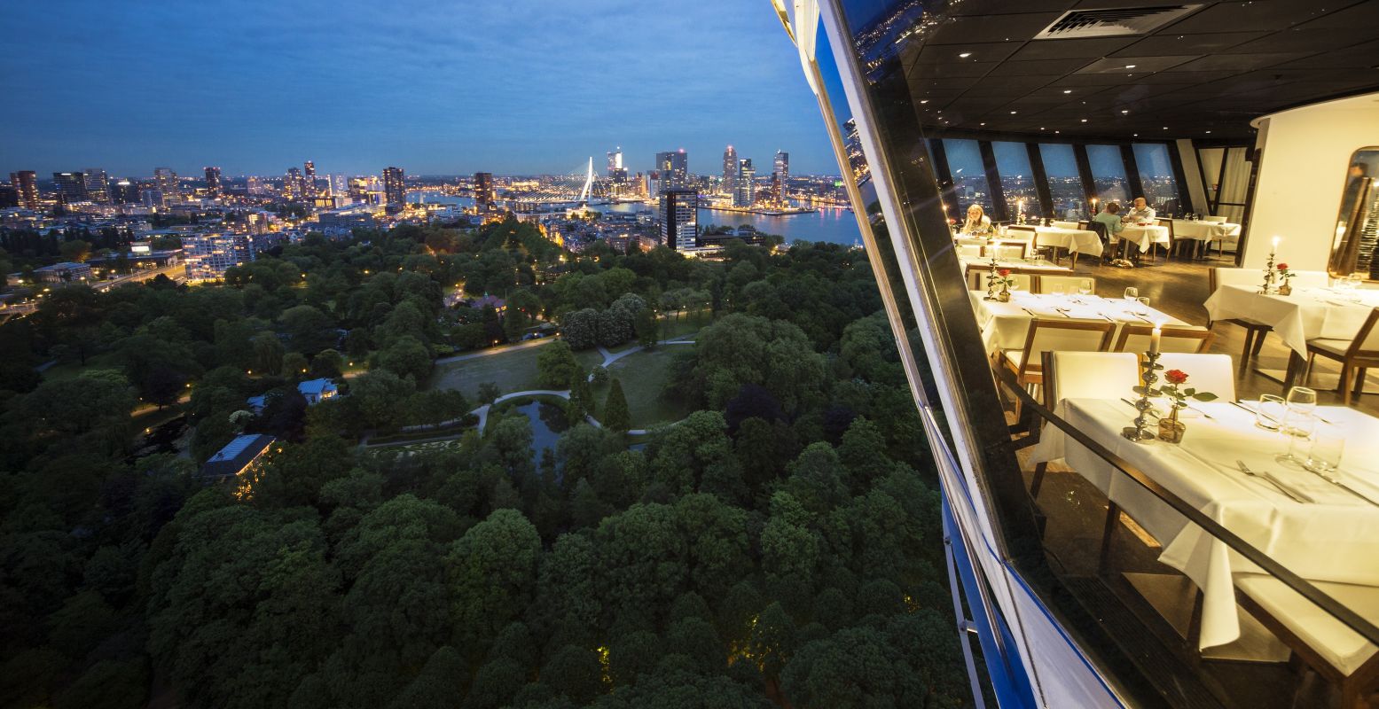 Deze foto zegt het helemaal: wie wil er nu niet trouwen met dit uitzicht? Foto: Euromast Rotterdam