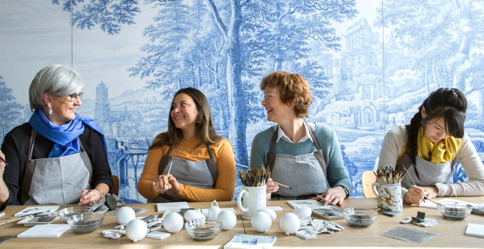 Volg een workshop Delfts Blauw schilderen. Foto: Royal Delft Museum