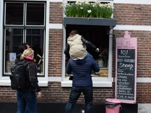 Snoepjes shoppen in Veere. Foto: Redactie DagjeWeg.NL