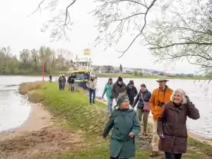 Passagiers verlsten De Blauwe Bever en gaan op excursie foto Cees van Doodeweerd Passagiers verlsten De Blauwe Bever en gaan op excursie foto Cees van Doodeweerd