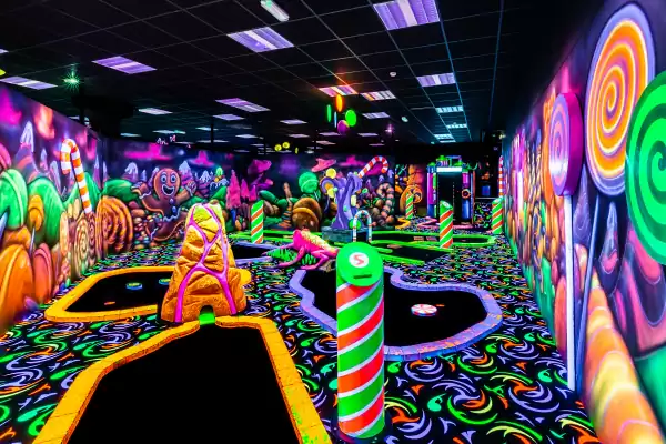 GlowGolf is een ideaal uitje voor met je vrienden, collega's of familie. Foto: GlowGolf Schiedam