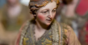 Bezoek de mooiste kerststallen van 2022 Bewonder de details van de prachtige Napolitaanse beelden. Foto bijgesneden voor DagjeWeg.NL. Foto: Museum Catharijneconvent © Femke Lockefeer