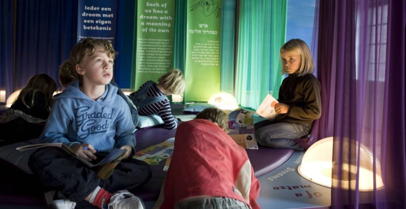 Kinderen denken na over het thema 'iedereen is (gelukkig) anders'. Foto: Ruud van Zwet